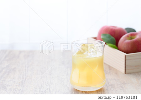 果汁100％　リンゴジュース 119763181