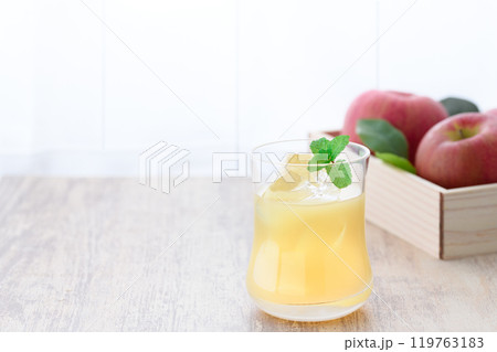 果汁100％　リンゴジュース 119763183