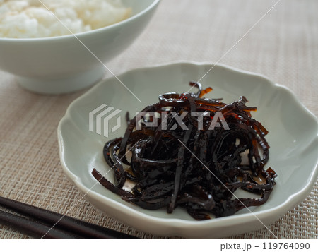 小皿に盛った昆布の佃煮 119764090