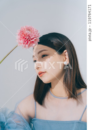 若い女性と花のビューティーイメージ 119764171