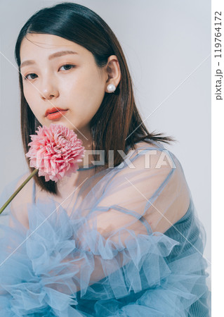 若い女性と花のビューティーイメージ 若い女性と花のビューティーイメージ 119764172