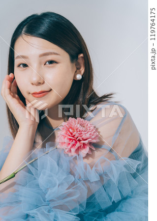 若い女性と花のビューティーイメージ 若い女性と花のビューティーイメージ 119764175