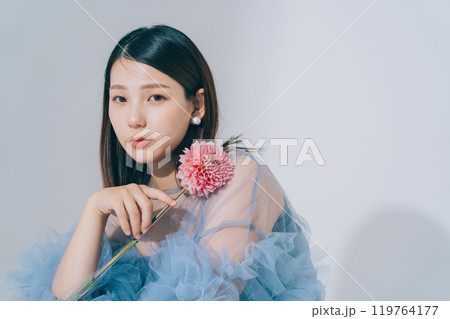 若い女性と花のビューティーイメージ 119764177