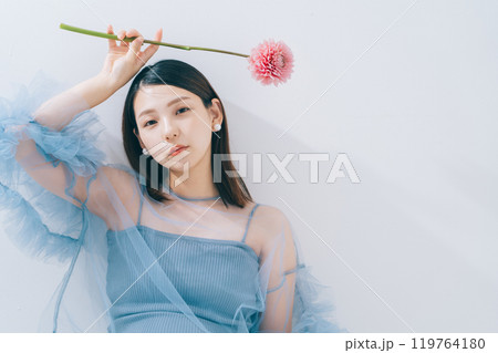 若い女性と花のビューティーイメージ 119764180