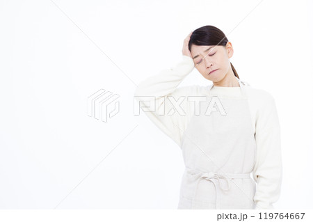 頭痛に悩む女性 119764667