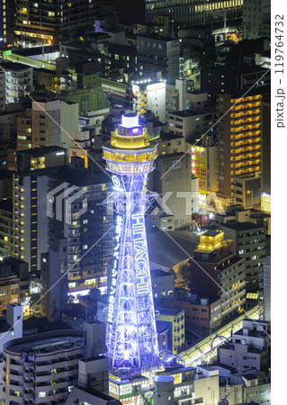 あべのハルカス展望台から見ることができる大阪夜景　ライトアップされて輝く通天閣 119764732
