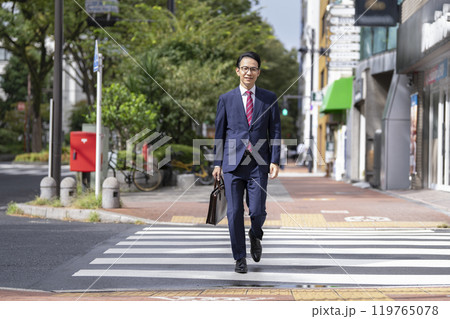 街を歩く30代後半のビジネスマン 街を歩く30代後半のビジネスマン 119765078