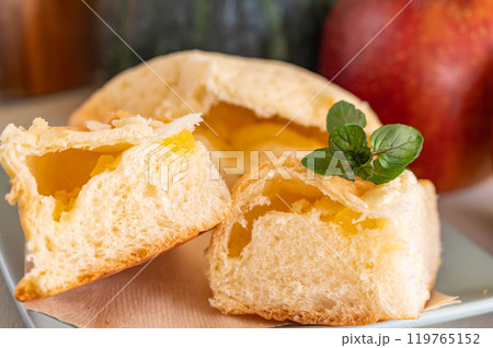 りんごバターメロンパン りんごバターメロンパン 119765152