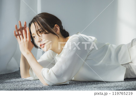 窓辺の若い女性 窓辺の若い女性 119765219