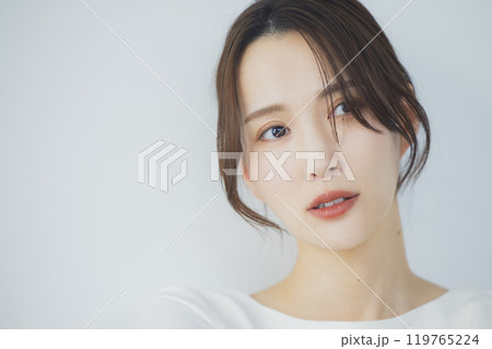 窓辺の若い女性 窓辺の若い女性 119765224