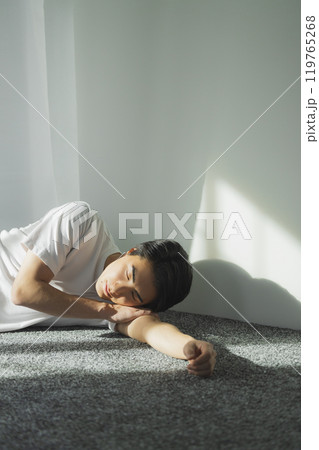 窓辺の若い男性 窓辺の若い男性 119765268