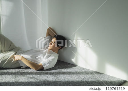 窓辺の若い男性 窓辺の若い男性 119765269
