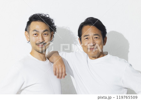2人のミドル男性　　 119765509