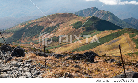 山形　月山から見た姥ヶ岳、湯殿山への稜線 119765575