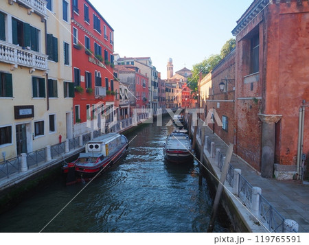 【イタリア ヴェネチアの景色】暖色の建物の街並みに流れる運河(2) 【イタリア ヴェネチアの景色】暖色の建物の街並みに流れる運河(2) 119765591