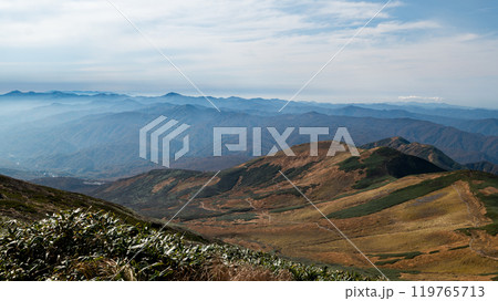 山形 月山から見た姥ヶ岳、湯殿山への稜線、朝日連峰の山々 山形 月山から見た姥ヶ岳、湯殿山への稜線、朝日連峰の山々 119765713