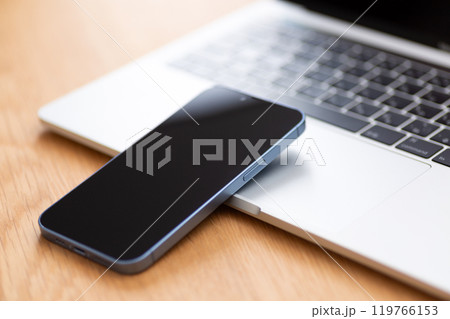 パソコンとスマホ 119766153