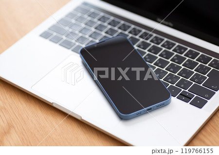 パソコンとスマホ 119766155