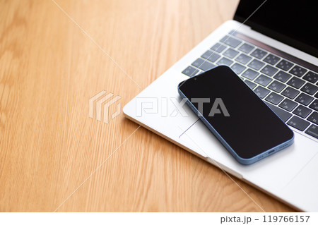 パソコンとスマホ 119766157