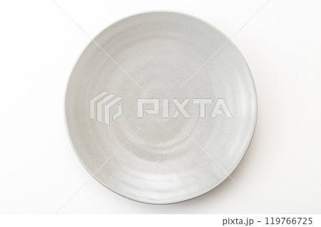 白背景に灰色の丸皿 119766725