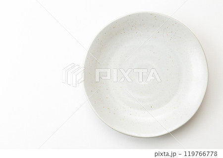 白背景に白い和食器 119766778