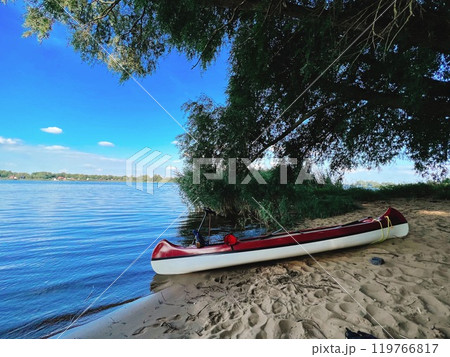 砂浜に浮かぶボート 119766817