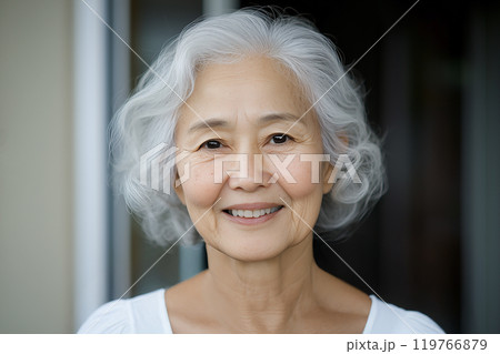 AI生成画像　白髪の笑顔のミドルエイジの女性のポートレート 119766879
