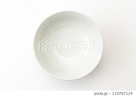 白背景にシンプルな麺鉢 白背景にシンプルな麺鉢 119767124