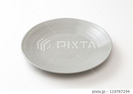 白背景に灰色の丸皿 119767294