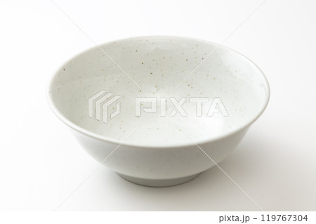 白背景にシンプルな麺鉢 119767304