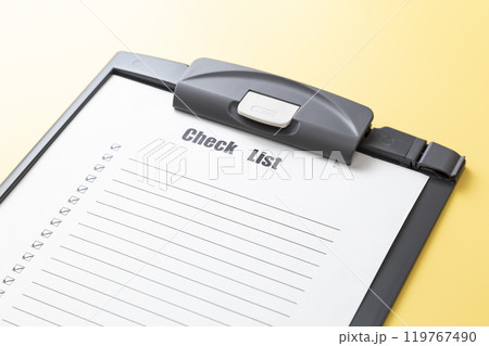 黄色背景にチェックリスト 黄色背景にチェックリスト 119767490