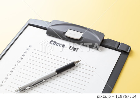 黄色背景にチェックリスト 黄色背景にチェックリスト 119767514
