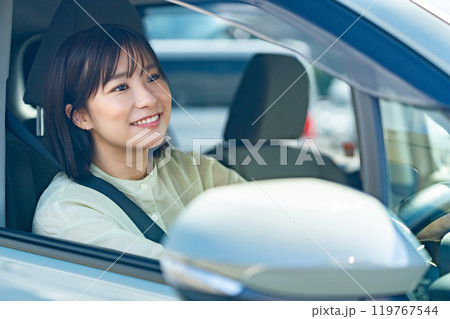 車を運転中の女性 ドライブに行く女性 車を運転中の女性 ドライブに行く女性 119767544
