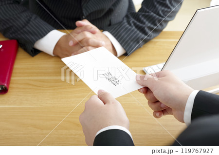 退職届を提出する女性（顔なし） 119767927