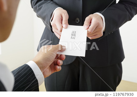 退職届を提出する女性（顔なし） 119767930