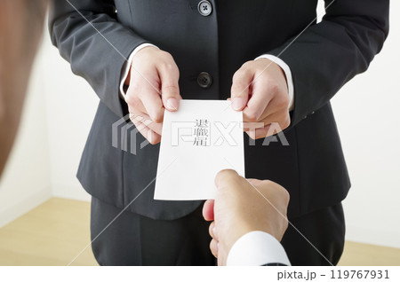 退職届を提出する女性（顔なし） 119767931