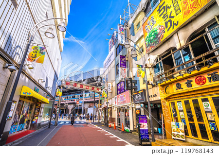 日本の東京都市景観 新橋西口通りの飲み屋街から新橋駅(烏森口）などを望む＝10月27日 119768143