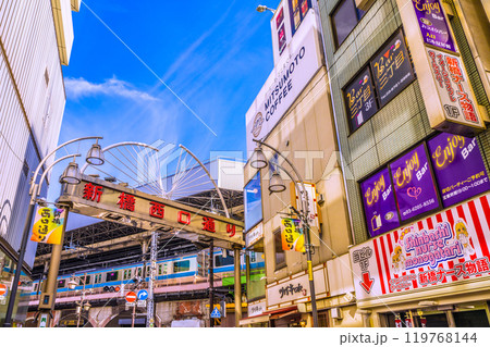 日本の東京都市景観 新橋西口通りの飲み屋街から新橋駅(烏森口）などを望む＝10月27日 119768144
