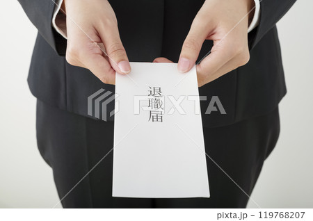 退職届を提出する女性（顔なし） 119768207