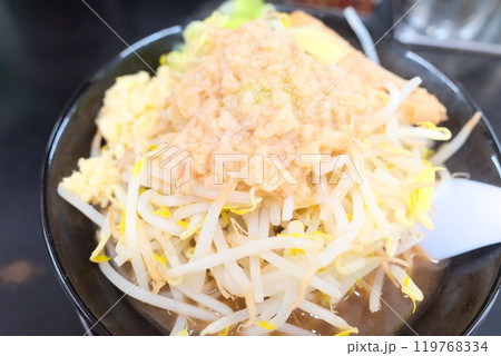 「ボリューム満点！脂ともやしがたっぷり乗った二郎系ラーメン 119768334