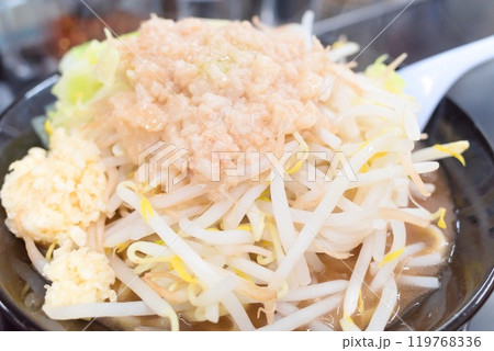 「ボリューム満点！脂ともやしがたっぷり乗った二郎系ラーメン 119768336
