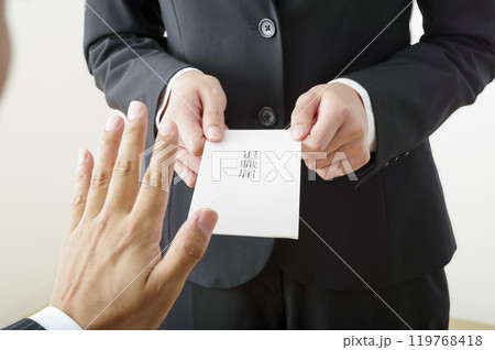 退職届を提出する女性と引き止める上司 退職届を提出する女性と引き止める上司 119768418