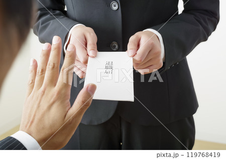 退職届を提出する女性と引き止める上司 退職届を提出する女性と引き止める上司 119768419