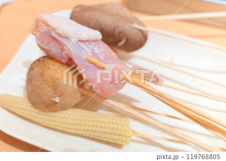 串揚げ食べ放題の楽しみ 色とりどりの具材で作る自分だけの一口串 串揚げ食べ放題の楽しみ 色とりどりの具材で作る自分だけの一口串 119768805
