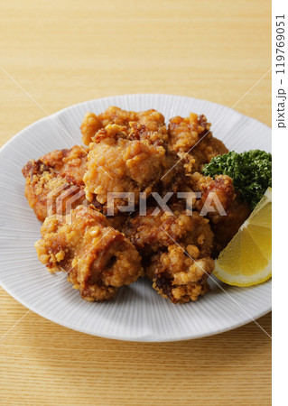 美味しそうな鶏肉の唐揚げ 119769051