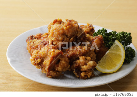 美味しそうな鶏肉の唐揚げ 119769053
