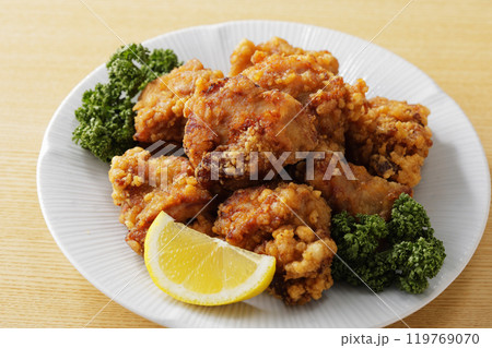 美味しそうな鶏肉の唐揚げ 美味しそうな鶏肉の唐揚げ 119769070