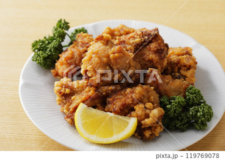 美味しそうな鶏肉の唐揚げ 美味しそうな鶏肉の唐揚げ 119769078