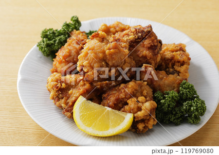 美味しそうな鶏肉の唐揚げ 119769080