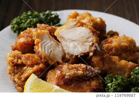 美味しそうな鶏肉の唐揚げ 美味しそうな鶏肉の唐揚げ 119769087